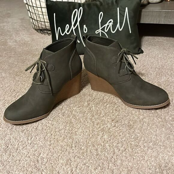 NAUTICA WOMEN’S SIZE 10 FAUX SUEDE ANKLE BOOTS - Picture 1 of 5